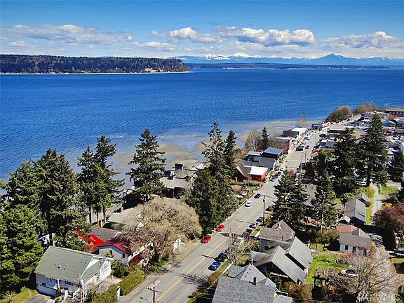 Yes, you are just a short stroll to shops, restaurants, library, movie theater, art galleries, brewery, banks, coffee shops, chocolate & ice cream shops, and many professional services.  Leave your car behind, you won't need it here. 