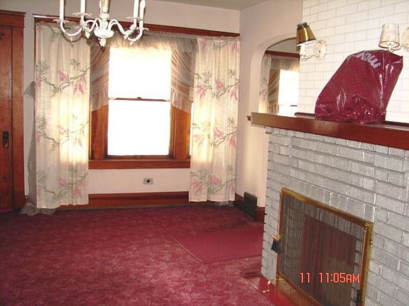 Bright light living room w/ frpl