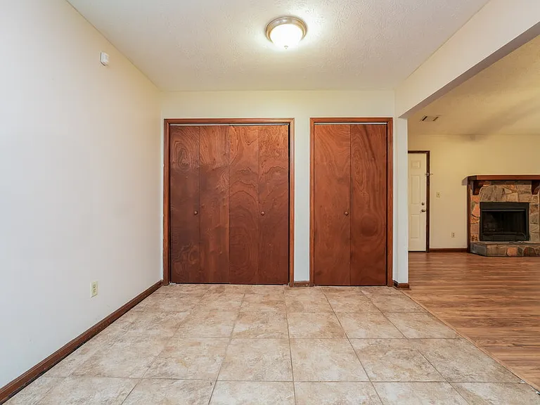 116 Adrian Dr — Photo 5