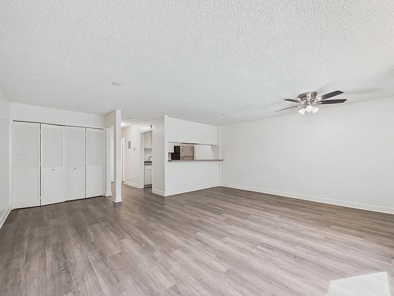 Executive House Apartments — Photo 23