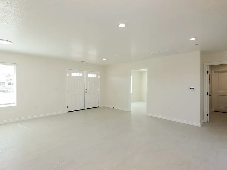 Spacious 3BR/2BA Home with Open Floor Plan, Garage & Washer/Dryer — Photo 77
