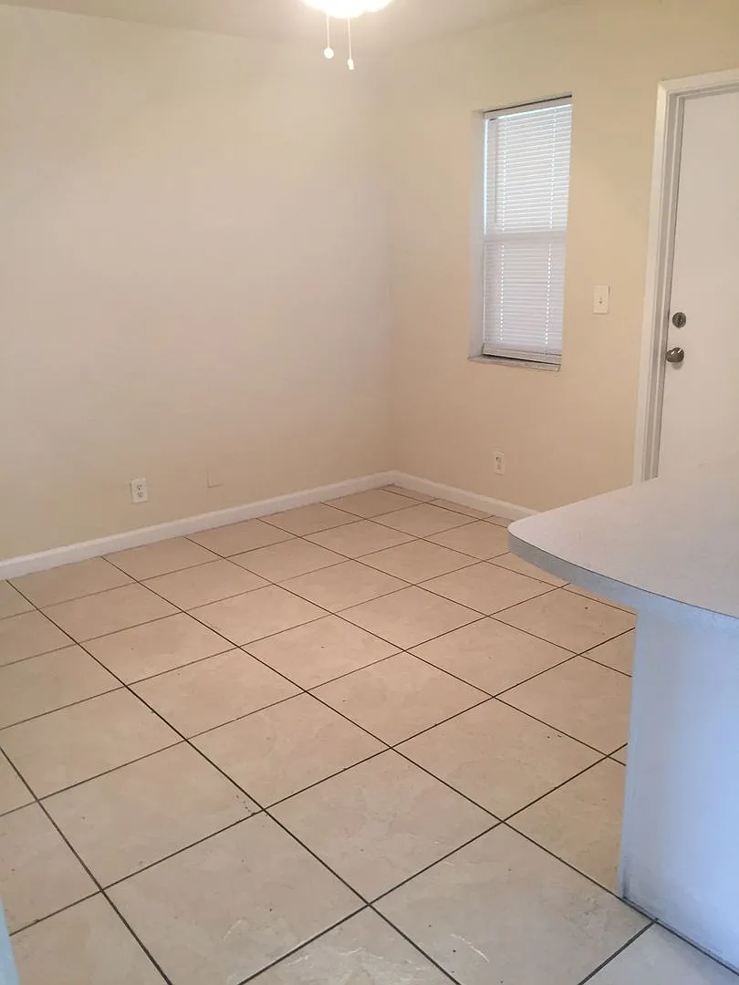 Palm Grove Apartments — Photo 2