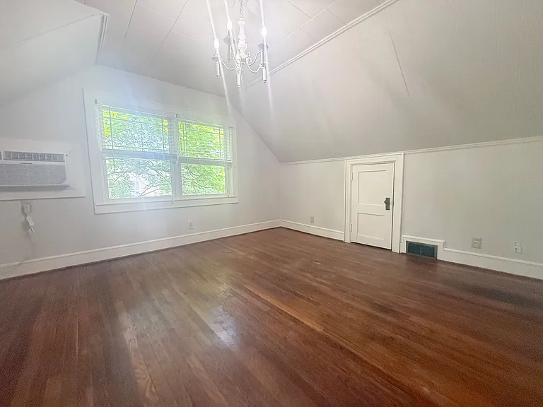 100 Davis Ave — Photo 24