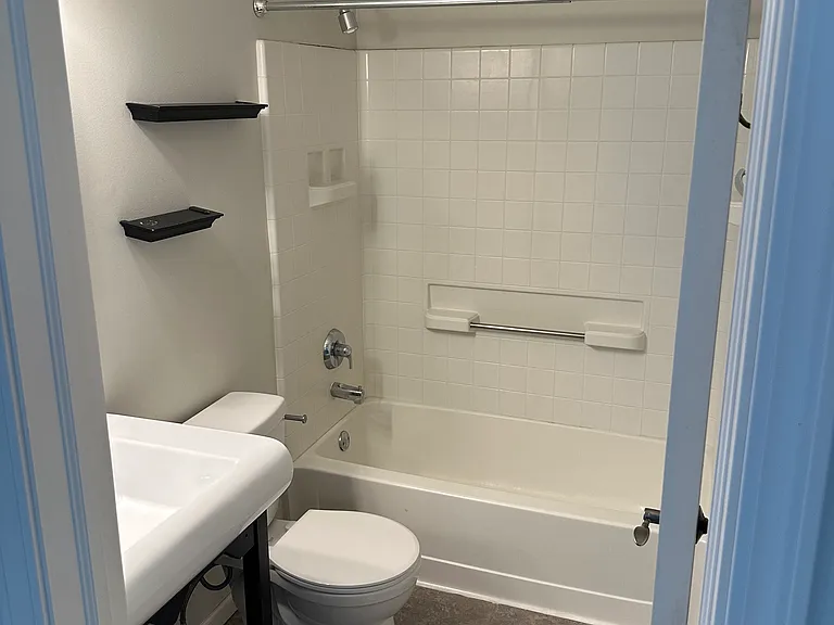 Upstairs full bath.