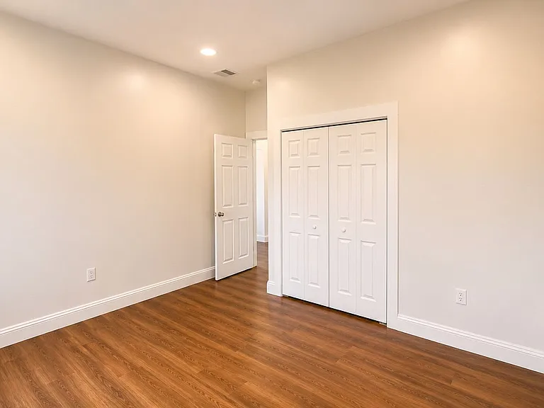 111 N Baltimore St — Photo 11