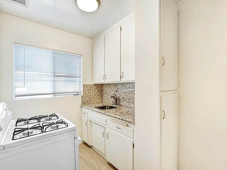 10900 Santa Monica Blvd, prime Westwood! — Photo 6