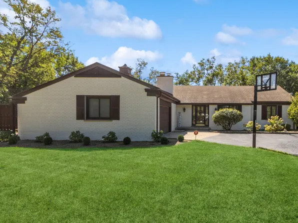 330 Canterbury Ln, Inverness, IL 60010