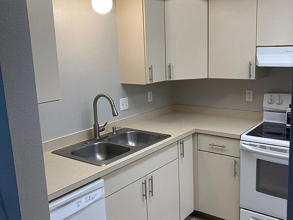 4th image of 400 NW Parr Dr Unit C