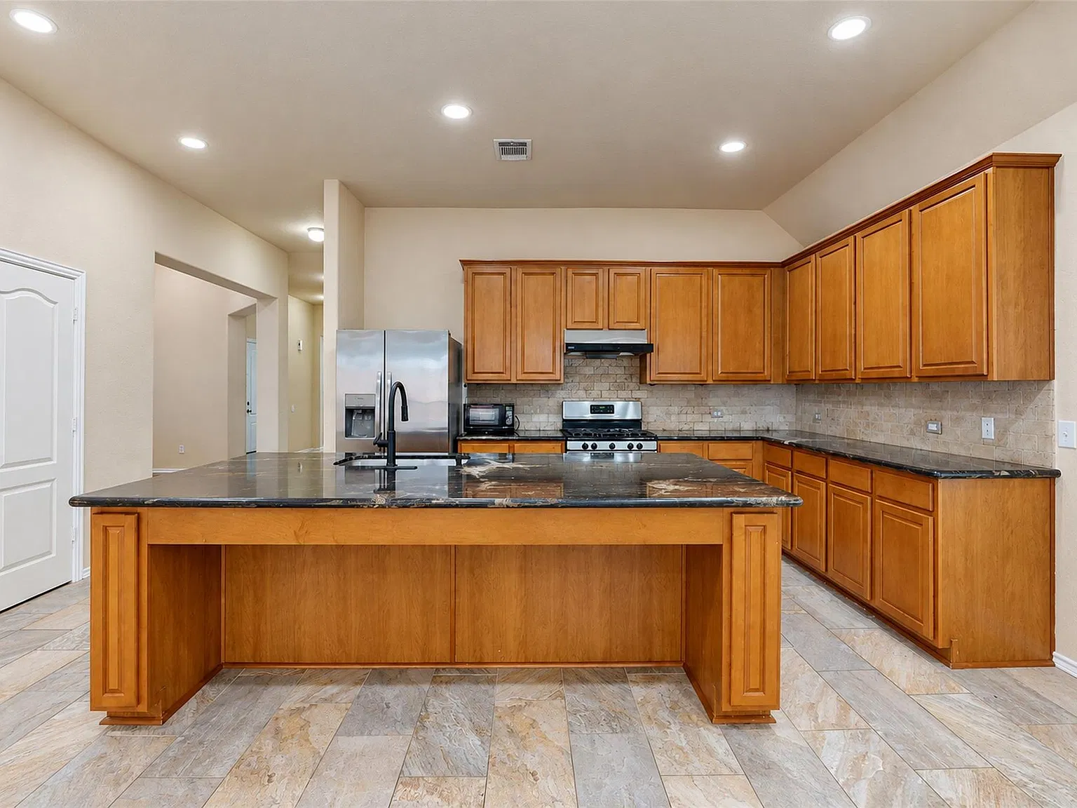 3 bed, 2.5 bath, 2300 sqft, $3,600 — Photo 4