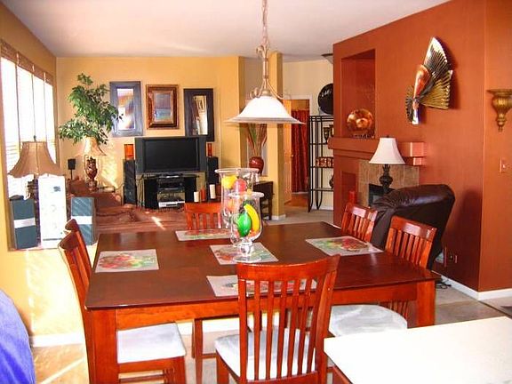 DINING/FAMILY ROOM