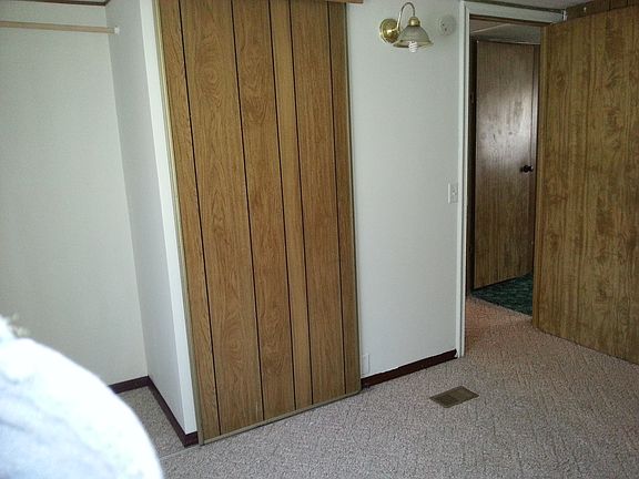 5th image of 302 N Poplar St