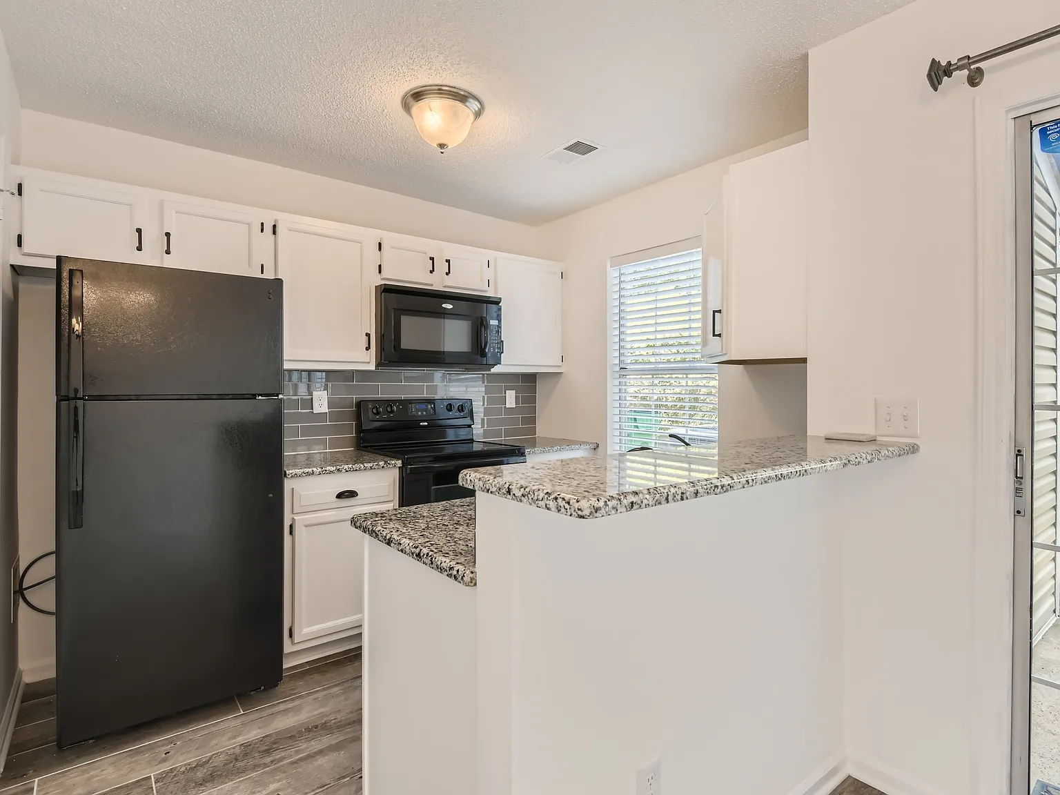 2 bed, 990 sqft, $1,650 — Photo 3