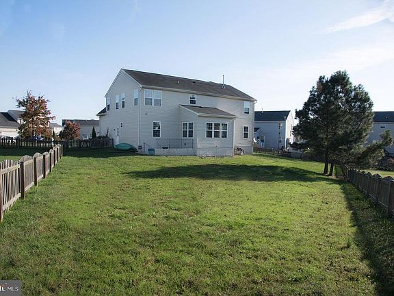 Huge fenced in back yard, perfect for entertaining