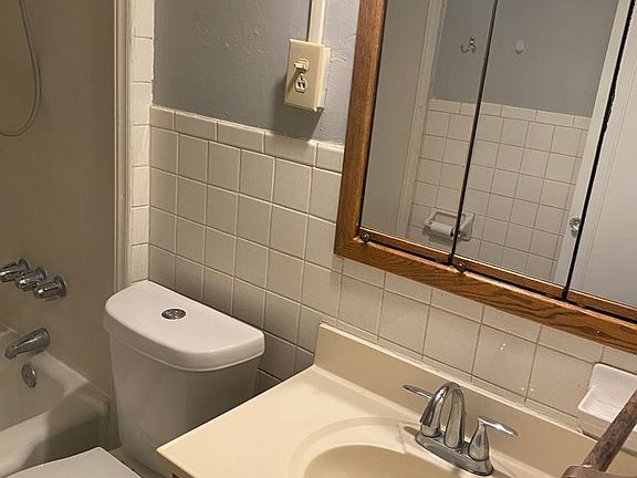 4th image of 607 1/2 Lucas Dr
