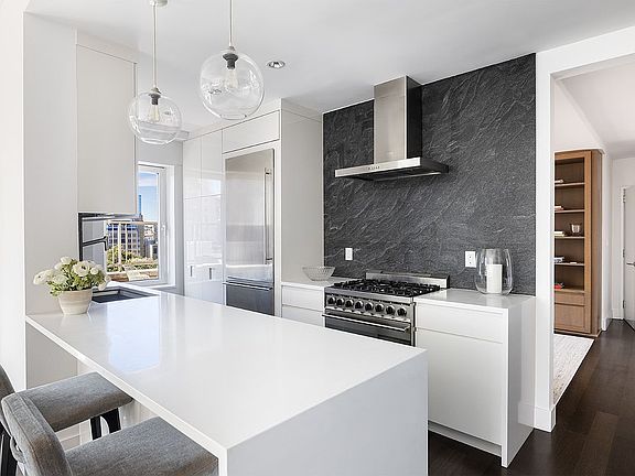 4th image of 20 E 9th St #14J