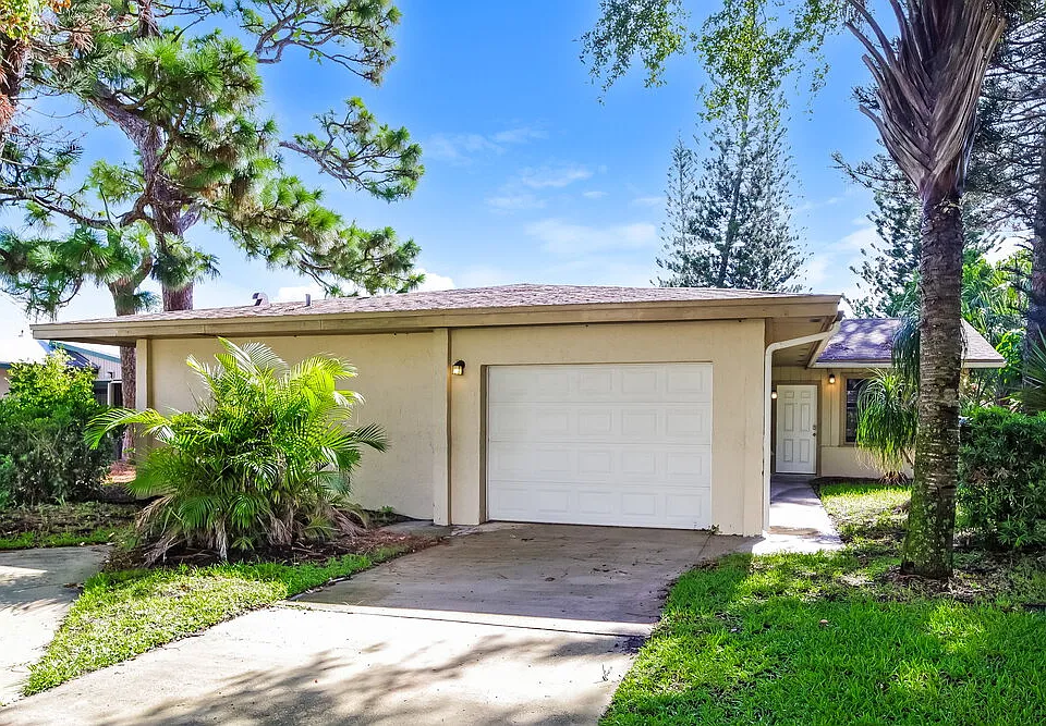 225 Bayhead Dr