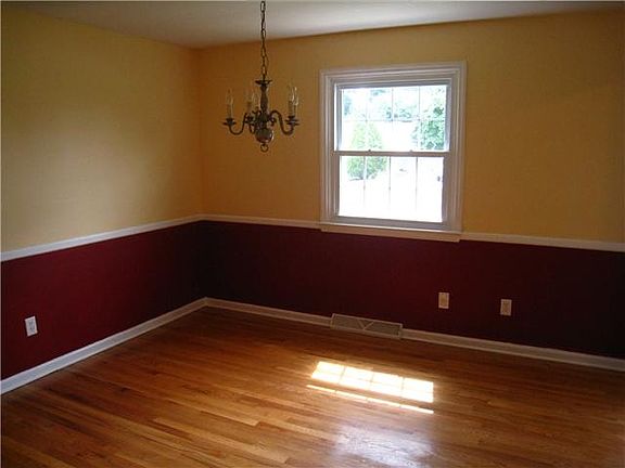 Dining rm. (cont.) hardwood flooring, fresh paint