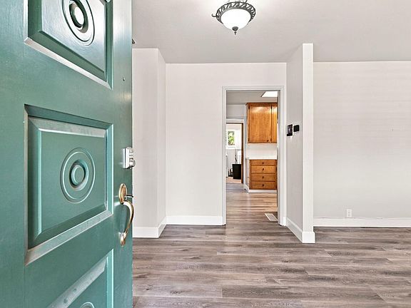 5th image of 2421 Acorn Ln