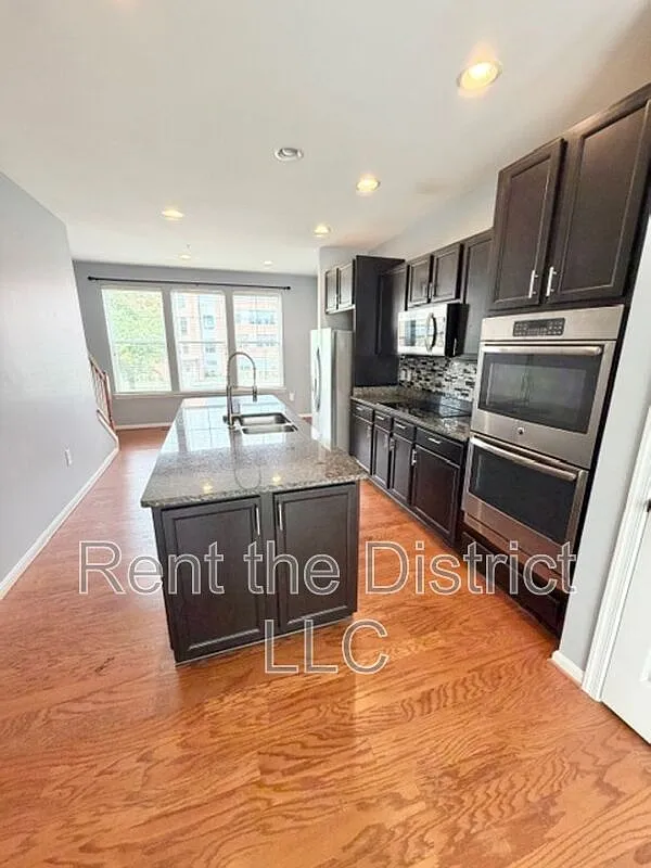 3 bed, 2.0 bath, 1216 sqft, $3,400 — Photo 4