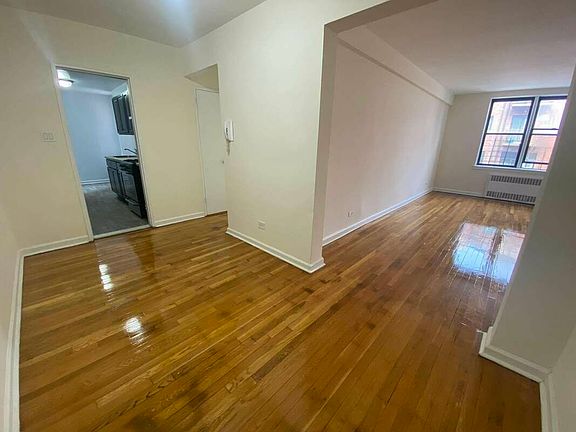 4th image of 140-55 Burden Cres #4AA