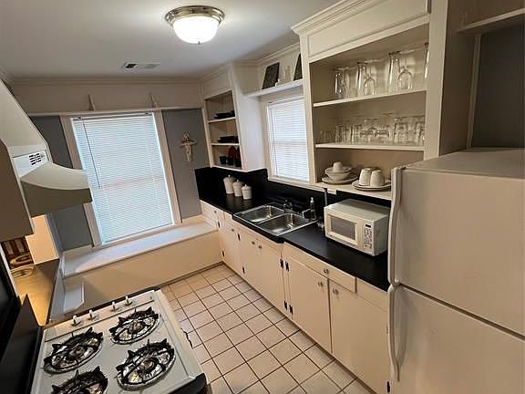 3rd image of 1310B Reid St