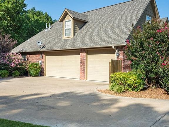 3rd image of 11 Woodcreek Ln