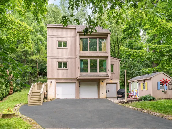 390 Adena Brook Ln, Columbus, OH 43214