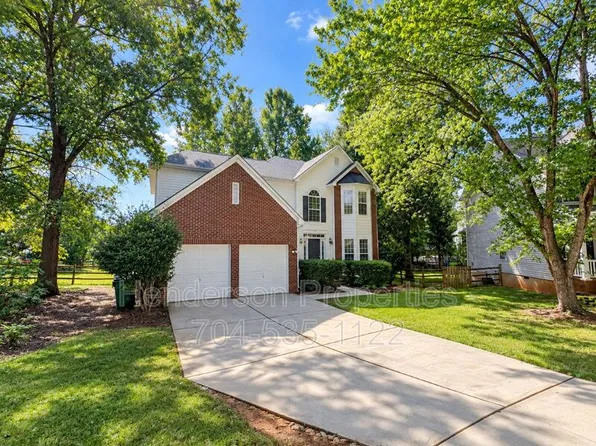 8702 Huntland Ct, Charlotte, NC 28277