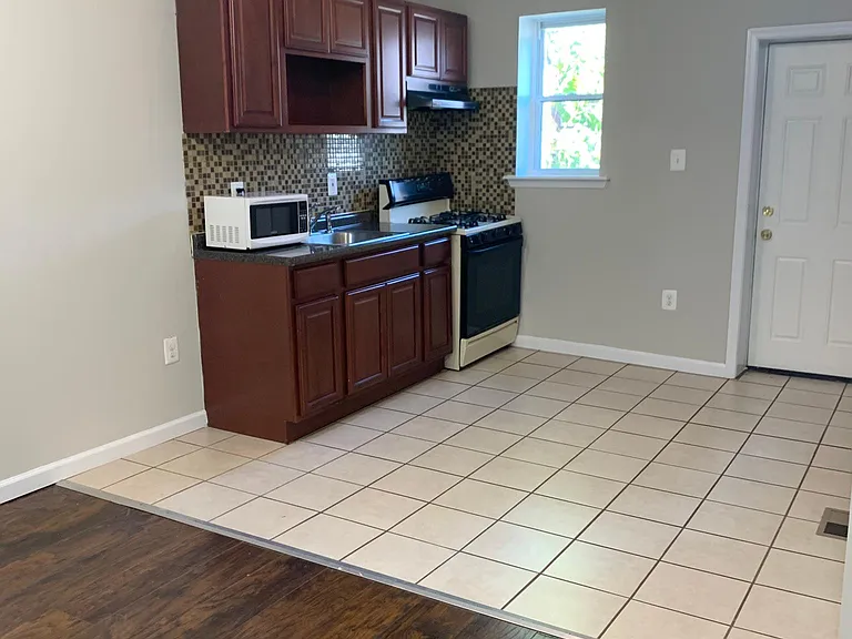 823 S Allison St — Photo 1
