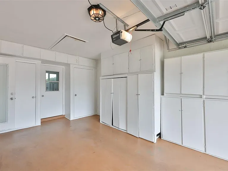207 Islip Way — Photo 21