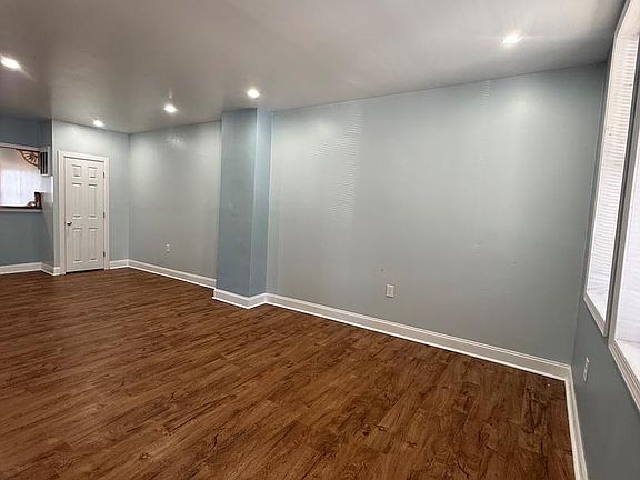 2nd image of 846 E Schiller St