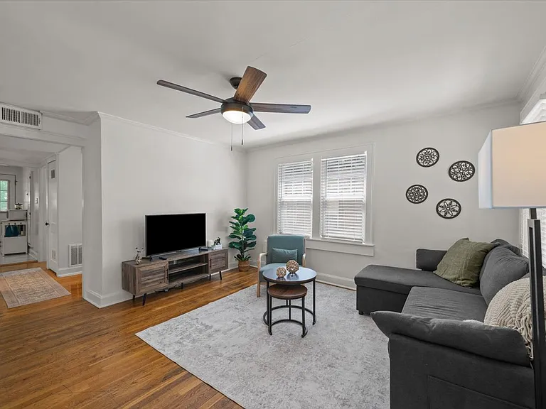 1111 W 41st St #2W — Photo 2