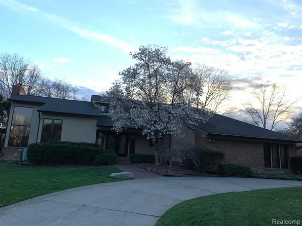 3266 Montmarte Cir, West Bloomfield, MI 48323