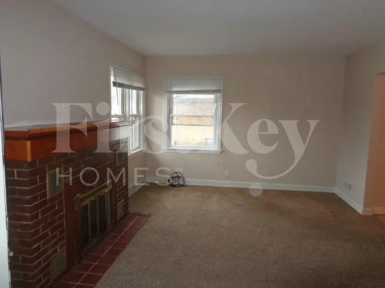 417 Warren St — Photo 3