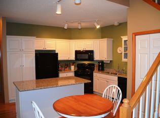 442 Hickory Ln N, Oakdale, MN 55128