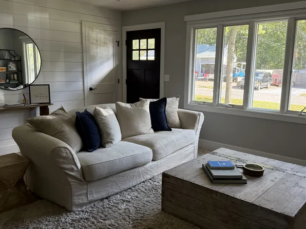 38 Foster Ave, Hampton Bays, NY 11946