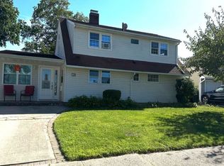 18 Finch Ln, Levittown, NY 11756