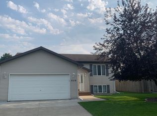 5219 8th Ave N, Grand Forks, ND 58203