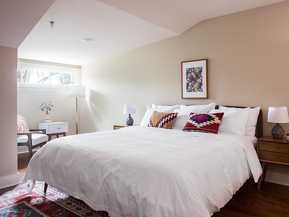 2nd image of 3308 Burgundy St #201