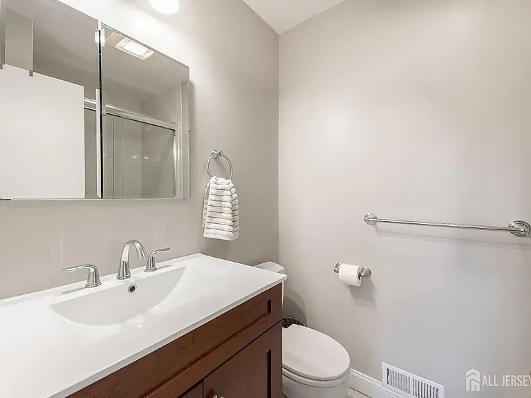 220 Hampshire Ct — Photo 13