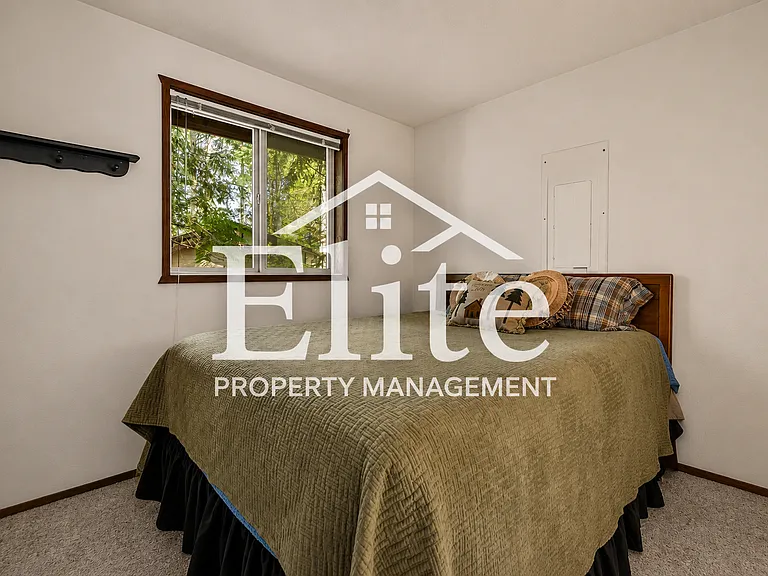 625 E Pointes Dr W — Photo 5