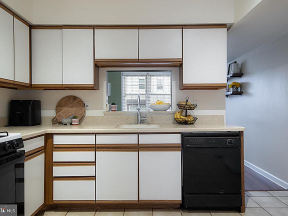 4th image of 810 Saint Regis Ct