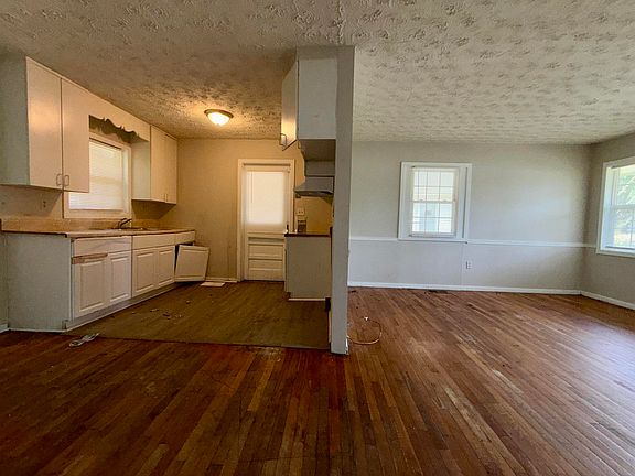 3rd image of 3917 Hilda St
