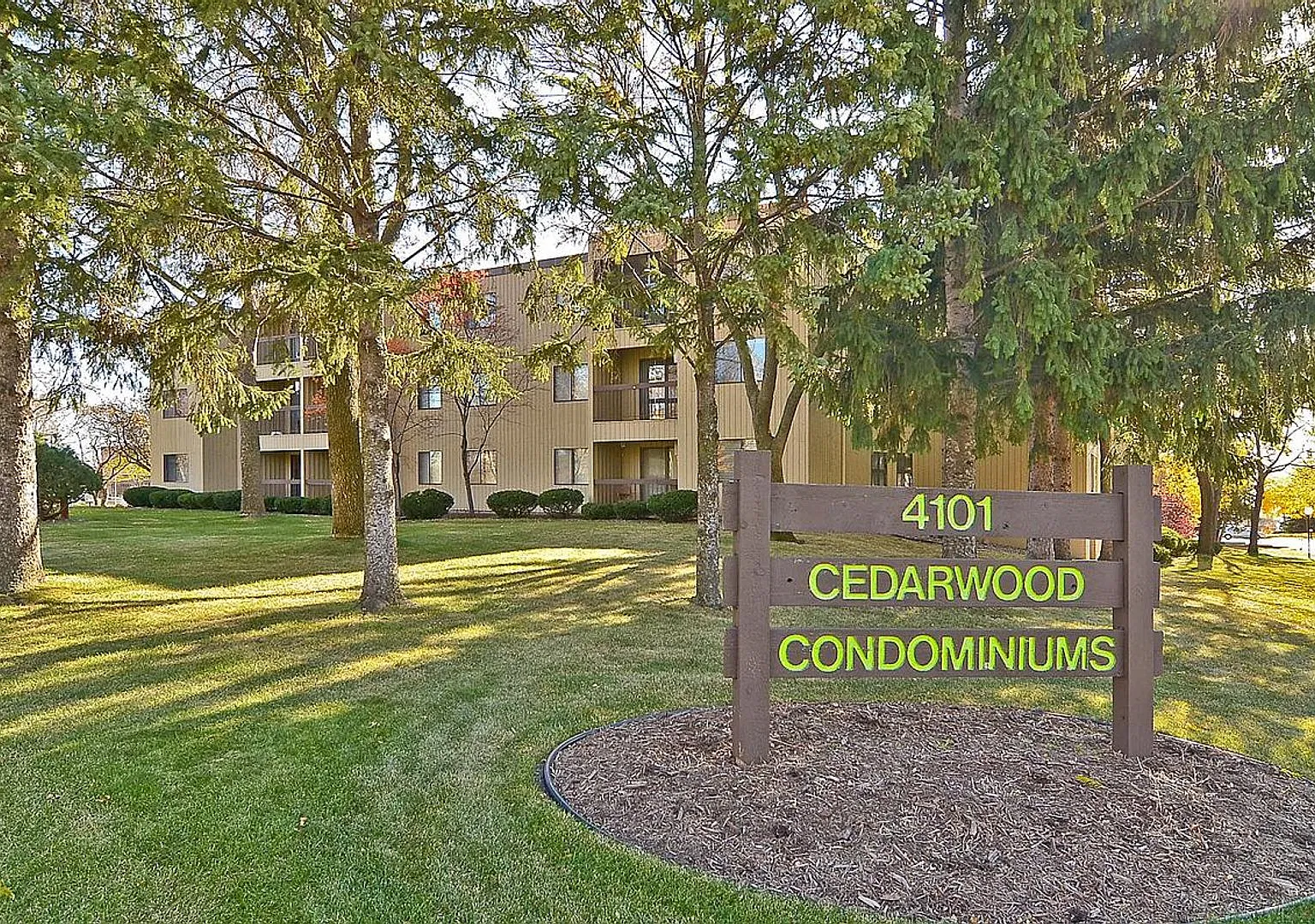 Cedarwood Condos - 4101 Parklawn Ave - Cable & Internet Included! — Photo 1