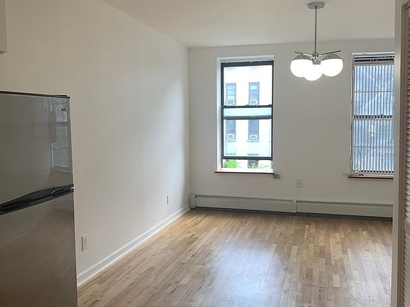 3rd image of 517 E 5th St #310