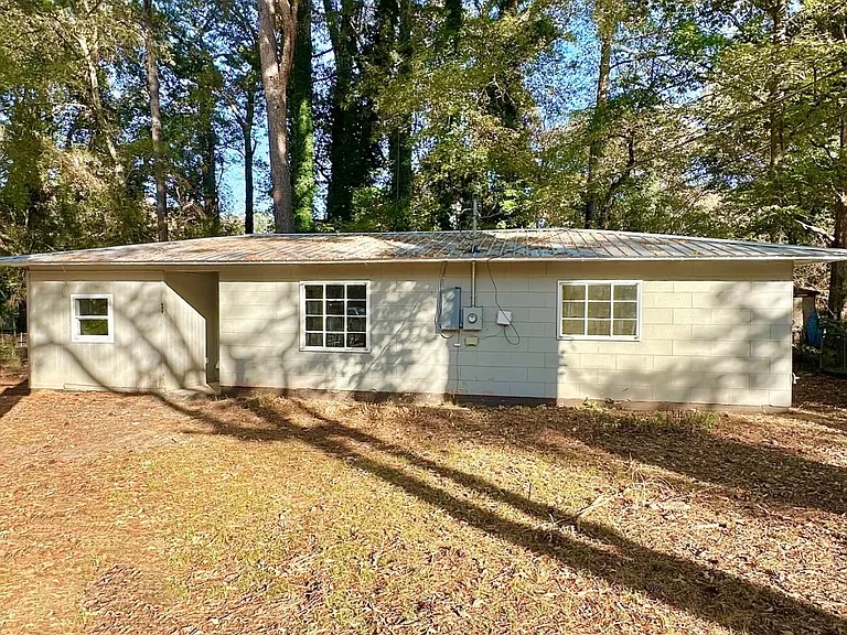 209 Tucker Ave — Photo 2