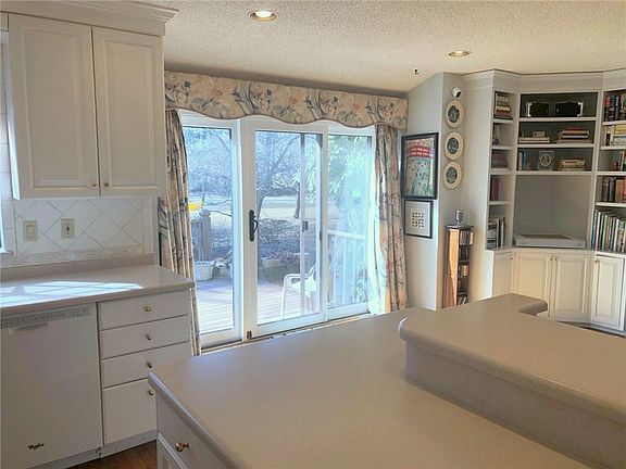 3rd image of 606 Sayre Dr Dr #606