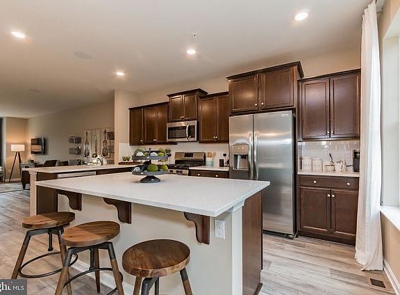 4th image of 2072 Hinshaw Dr