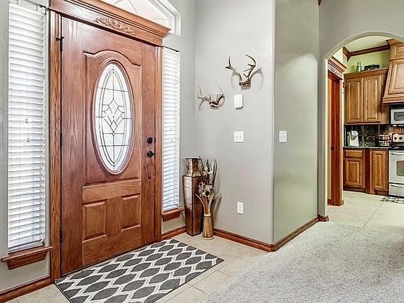 4th image of 833 SE 5th Ct