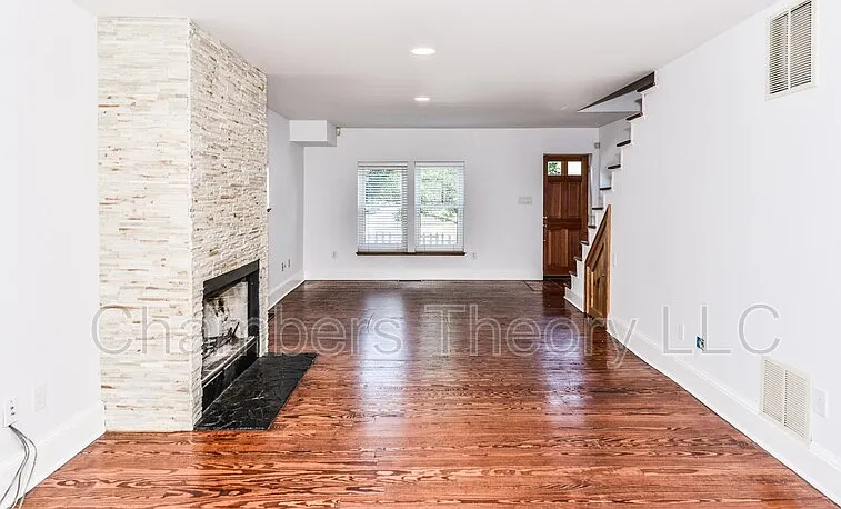 635 N West St — Photo 27